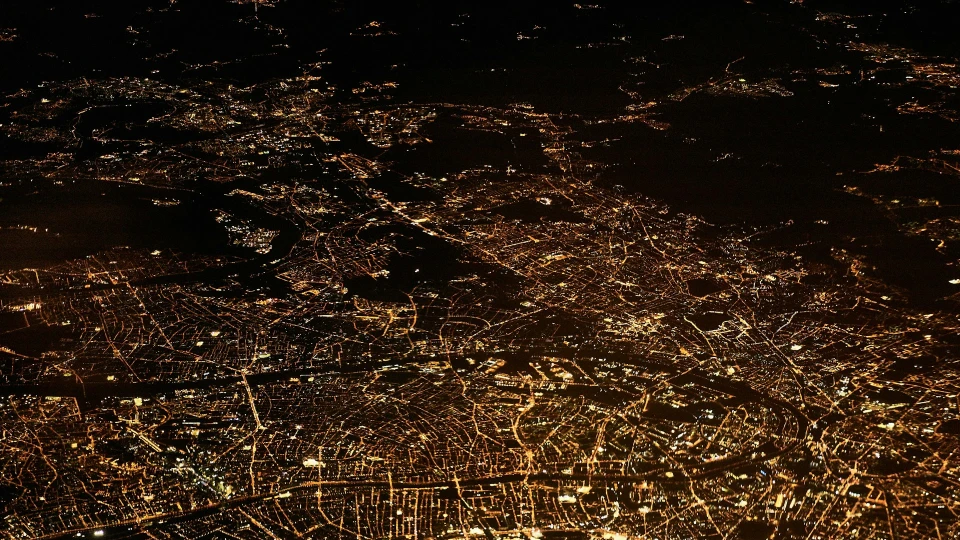 Image of a city from above by night